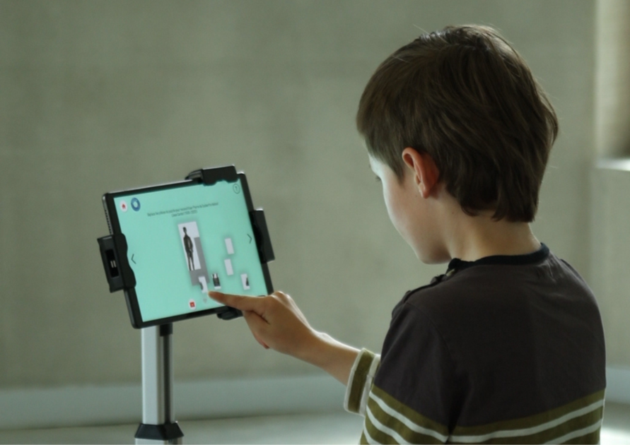 enfants sur une tablette du musée numérique