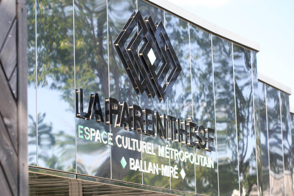Logo La Parenthèse que l'on retrouve sur la façade extérieur du bâtiment