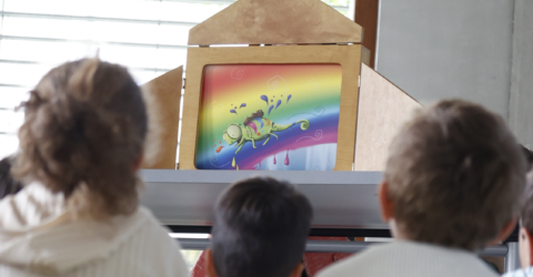 Photo d'un butaï et d'enfants en train d'écouter une lecture kamishibaï
