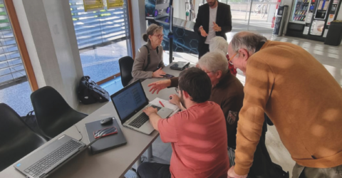 6 personnes autour d'une table en train d'échanger lors d'une atelier d'entraide numérique proposée à la Parenthèse