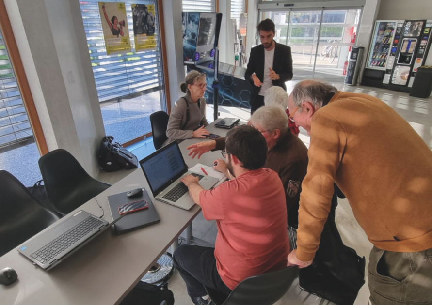 6 personnes autour d'une table en train d'échanger lors d'une atelier d'entraide numérique proposée à la Parenthèse