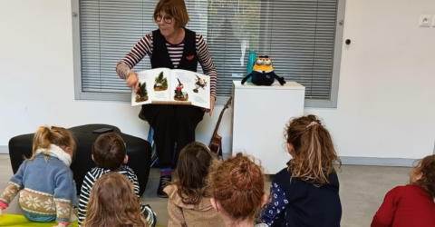 Intervenante lors d'une lecture pour les enfants en langue étrangère