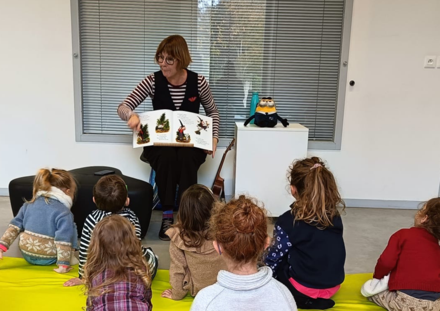 Intervenante lors d'une lecture pour les enfants en langue étrangère