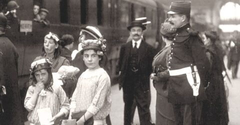 Enfants et civils sur le quai de la gare