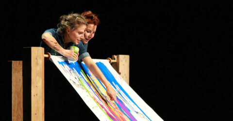 Deux comédiennes faisant de la peinture.